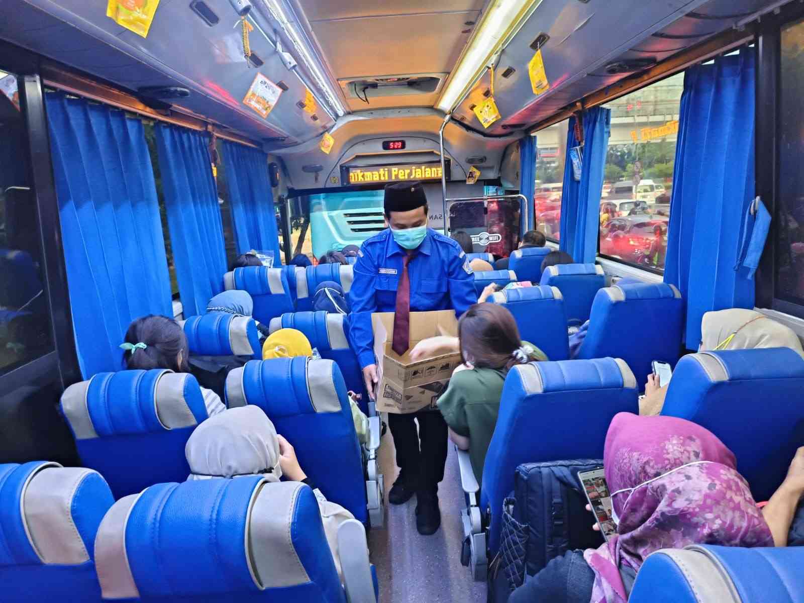 Perum PPD Berbagi Takjil kepada Seluruh Penumpang Setia JR Connexion