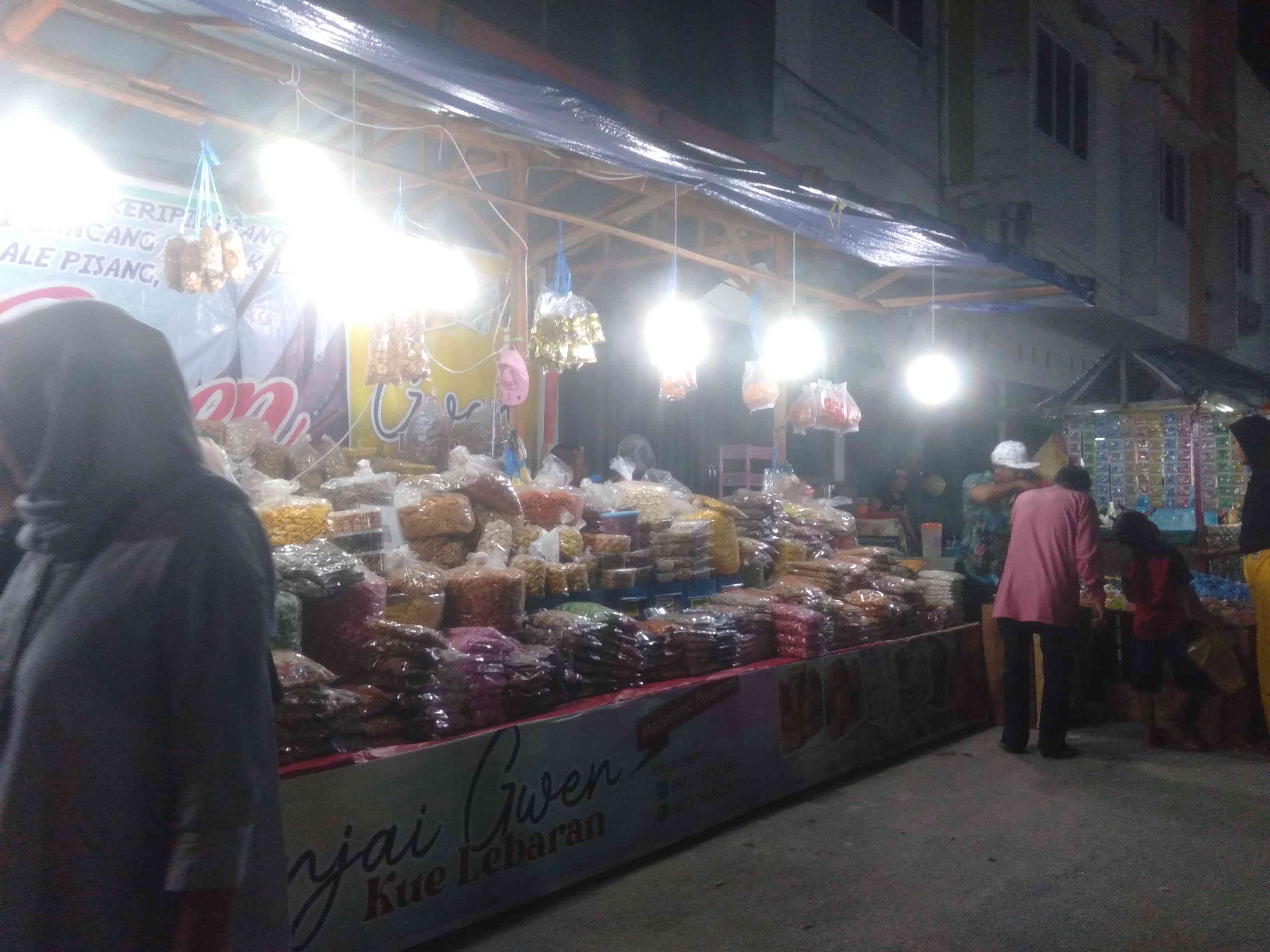 Jelang Idul Fitri Bazar Penuh Membludak, Pedagang Kue Lebaran Banjir Pesanan