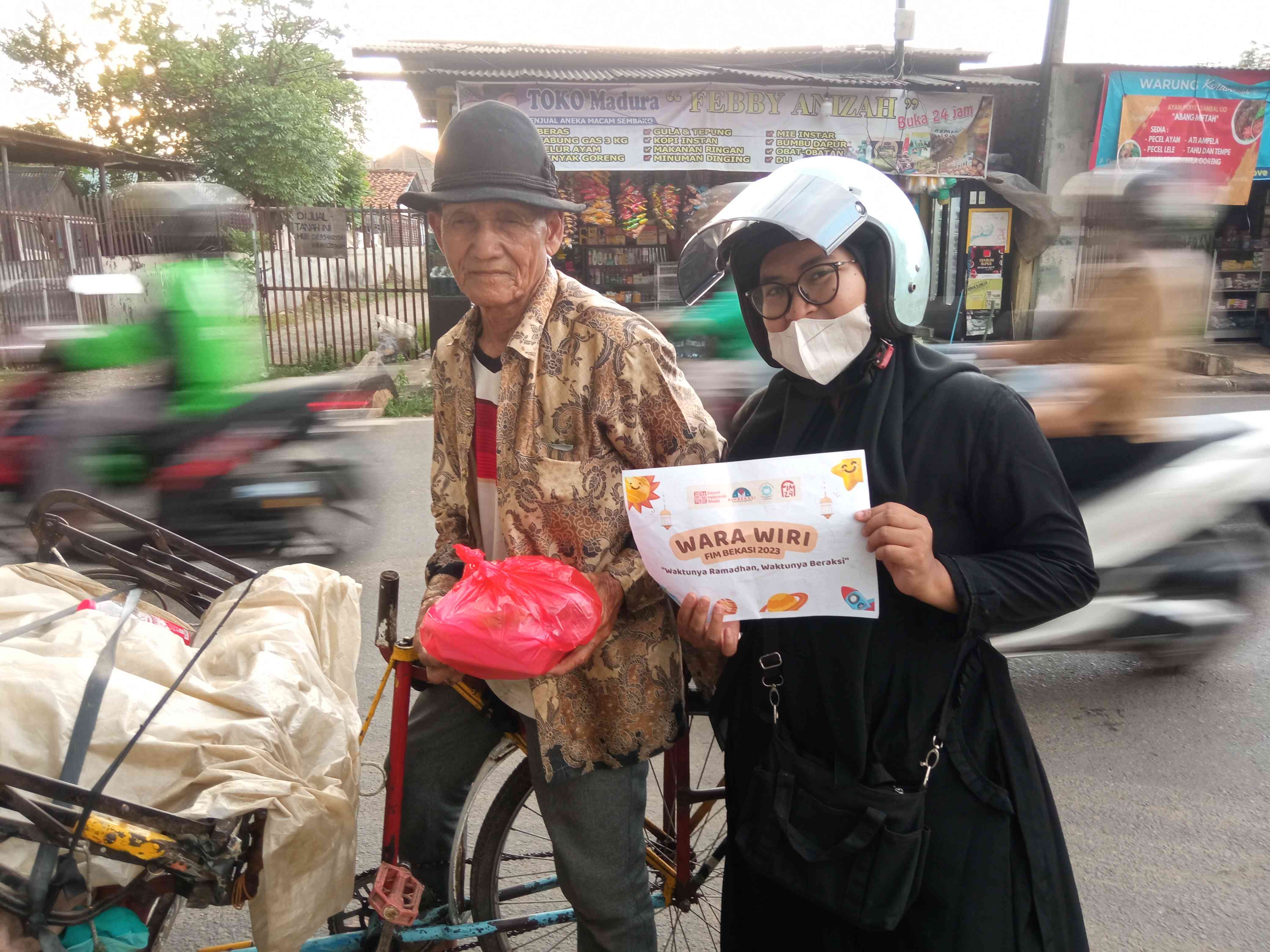 Kolaborasi pada Sesama, FIM Bekasi Bagikan Lebih dari 150 Paket Berbuka kepada Pekerja Harian di Jalan