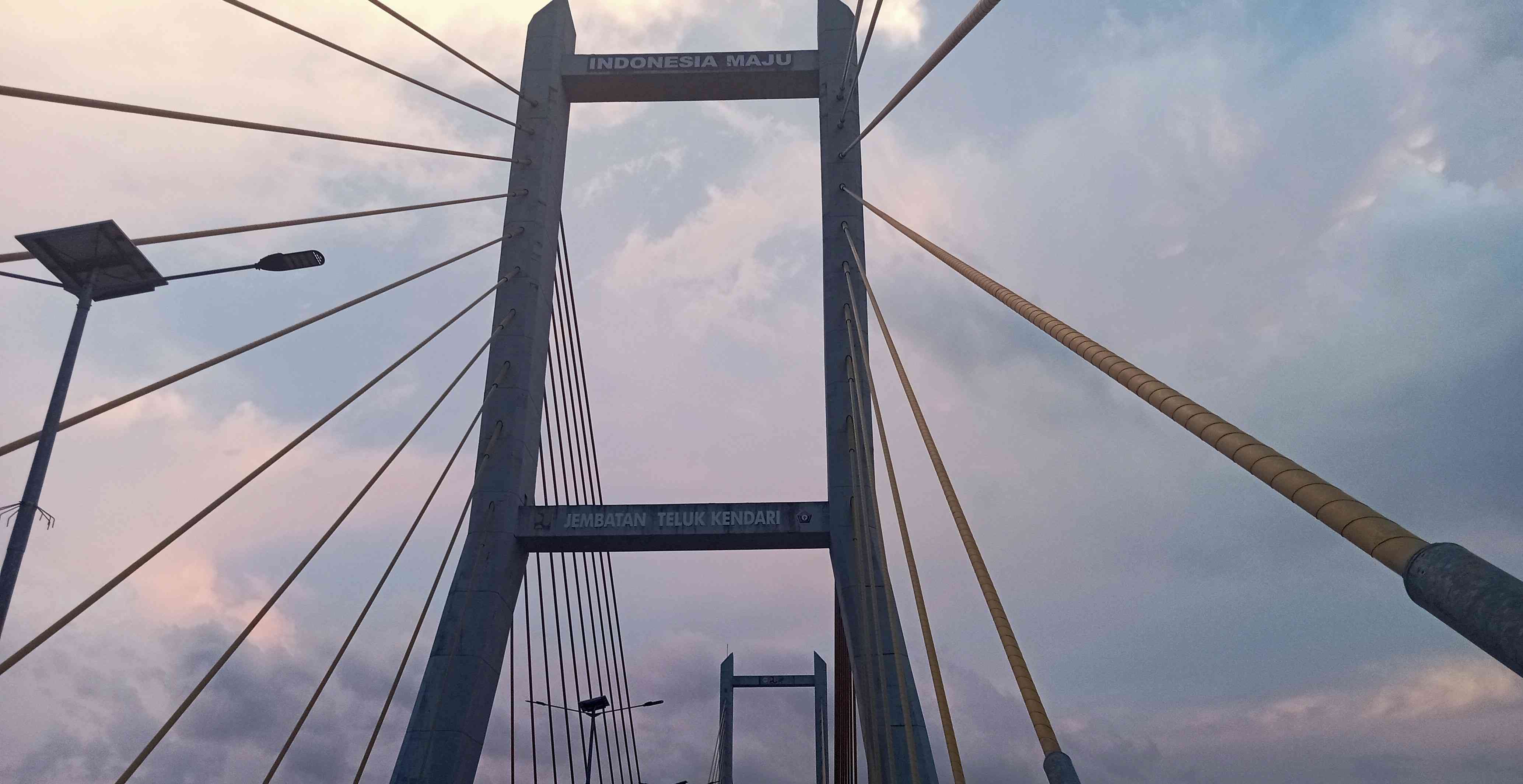 Menikmati Senja Sambil Menunggu Waktu Berbuka Puasa di Jembatan Teluk Kendari