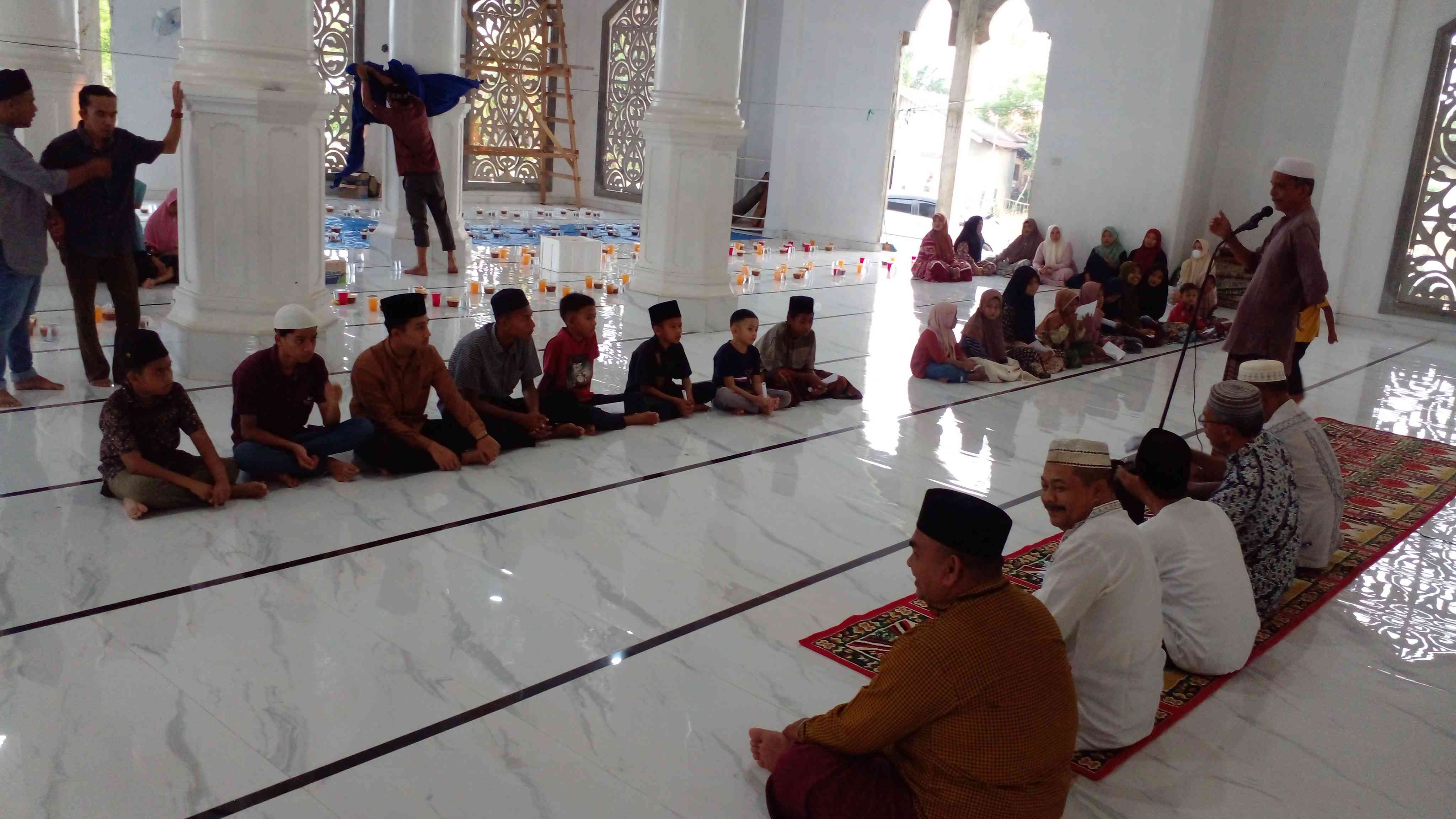 Puluhan Anak Yatim Disantuni di Desa Lhok Dalam