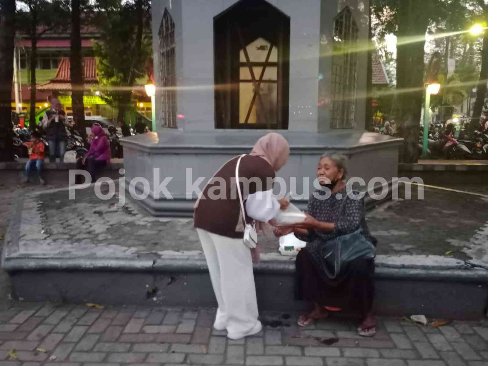 Ramadhan Berkah, Alumni Mts. Fattah Hasyim Bagi-bagi Takjil Ke Masyarakat Jombang
