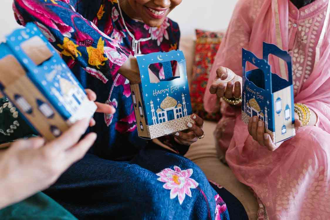 Mengenal Tradisi Angpao Lebaran dan Cara Mengatur Keuangannya