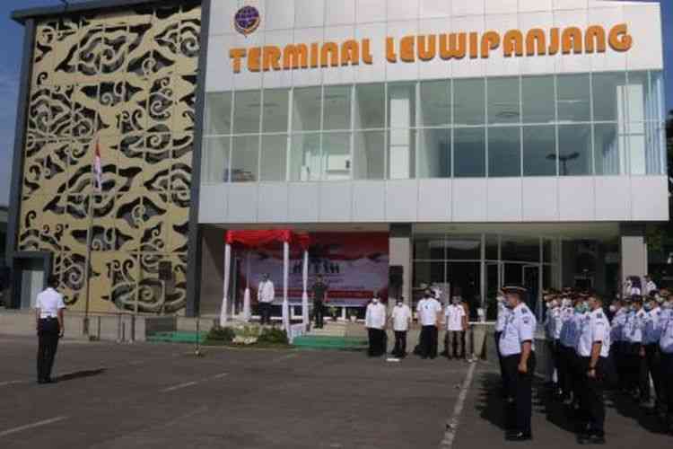 Suasana Mudik di Terminal Leuwipanjang