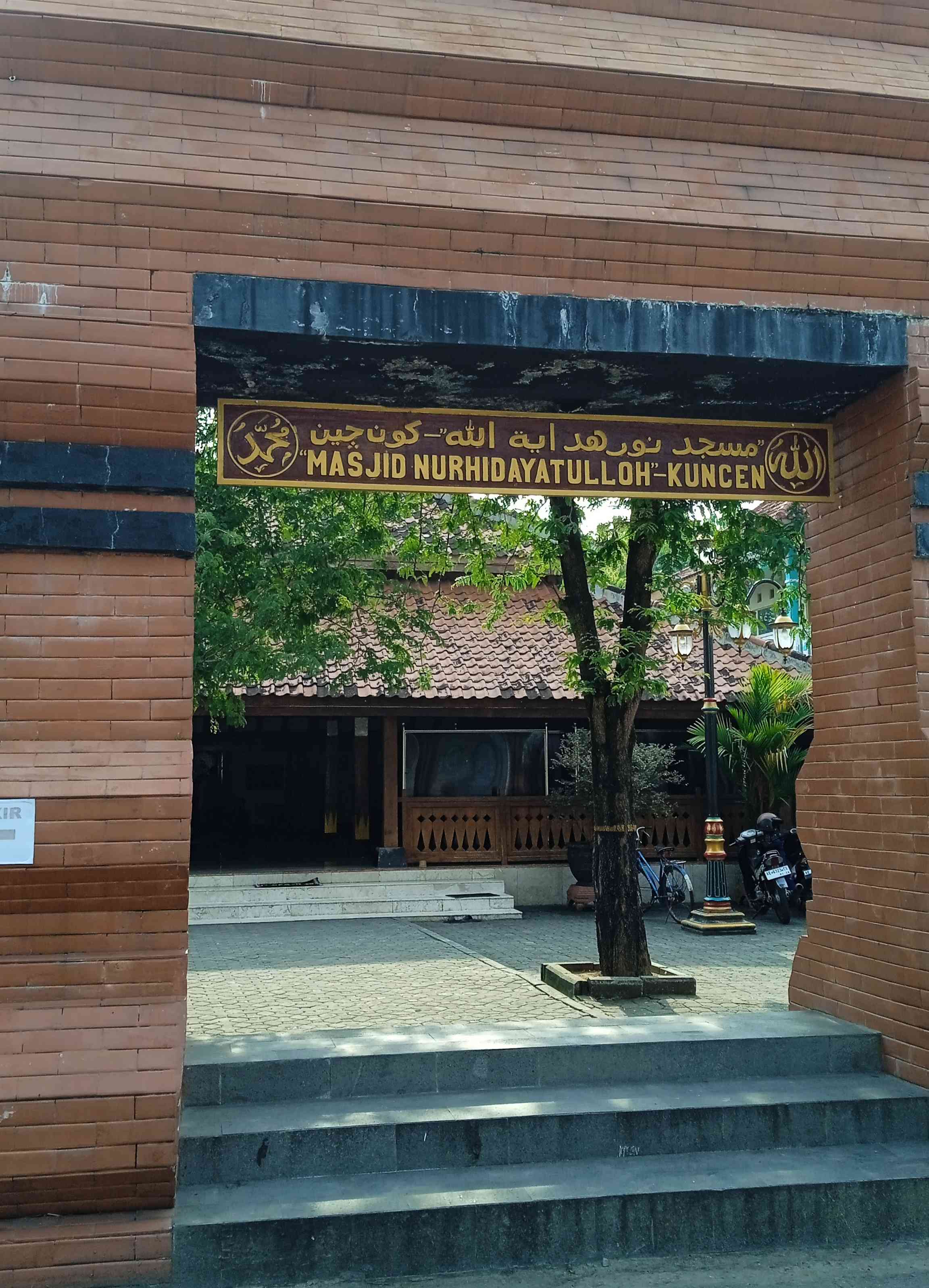 Antara Hotel Amaris dan Masjid Kuno Kuncen Madiun Halaman 1