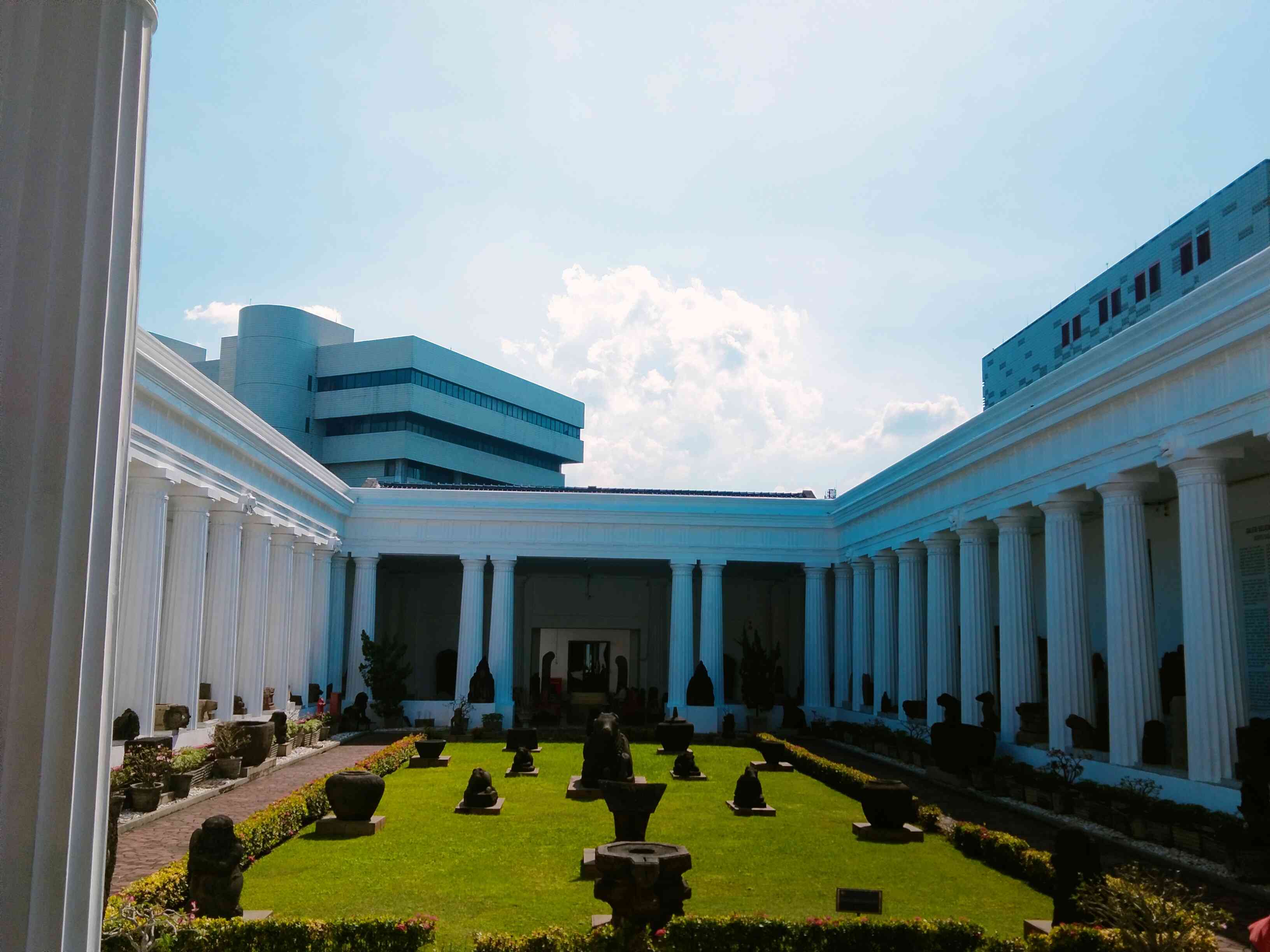 Asyiknya Wisata Sejarah di Museum Nasional Jakarta, Nginapnya di Hotel Santika