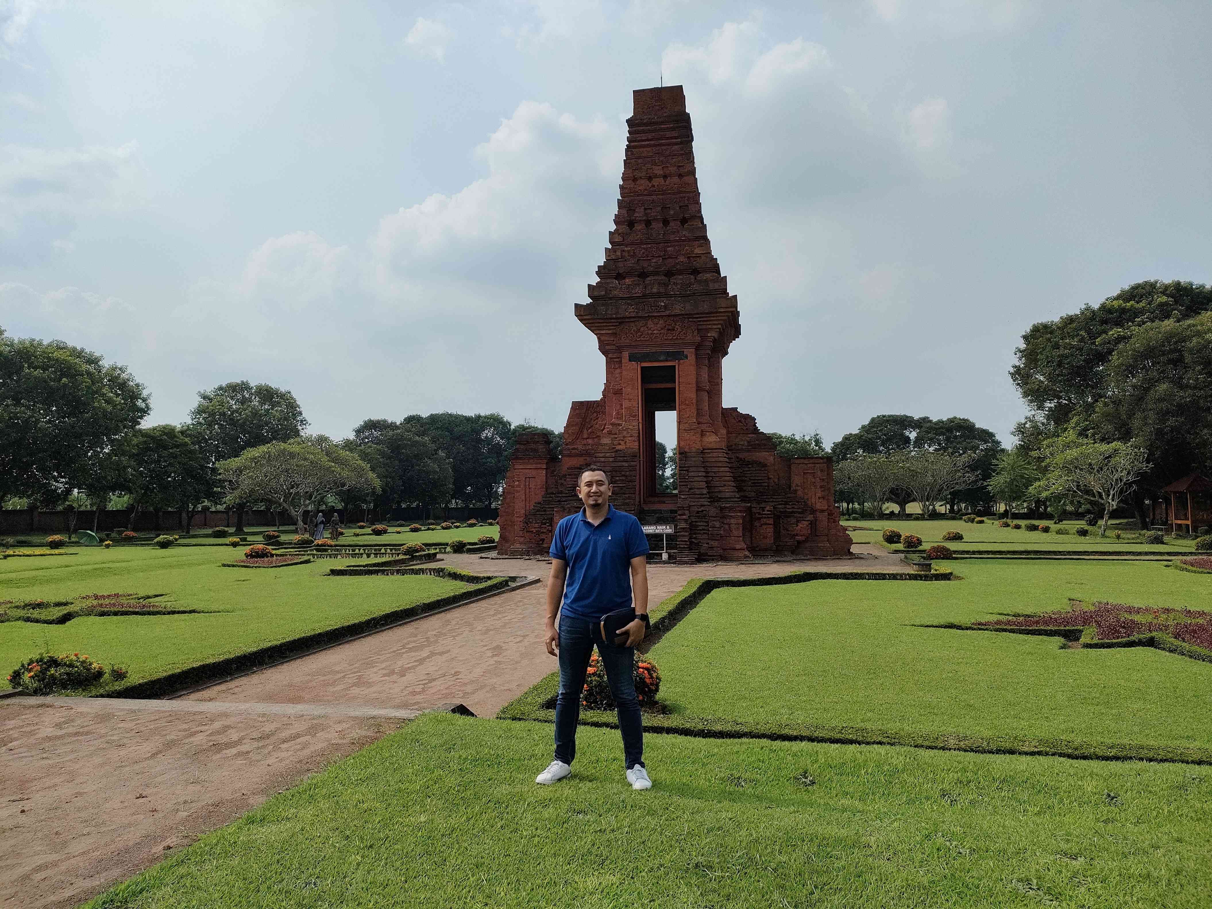 Yuk! Intip Eksotisme Candi Bajangratu dan Candi Brahu