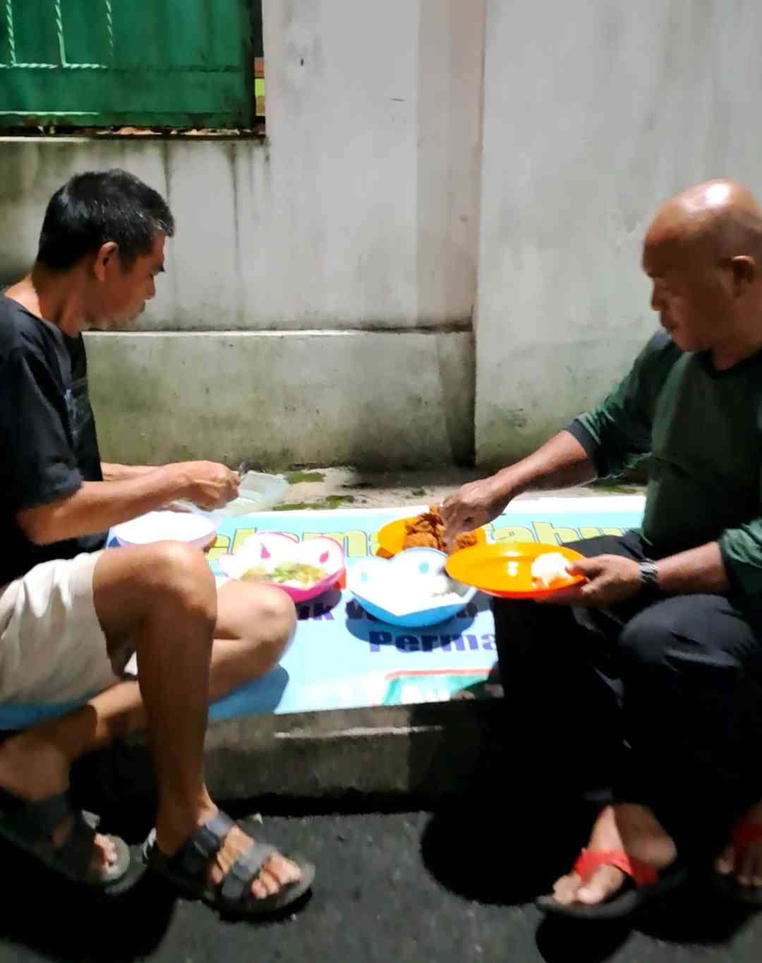 Manfaat Tradisi Berbagi Makan Sahur dan Buka Puasa dengan Satpam Kompleks Rumah