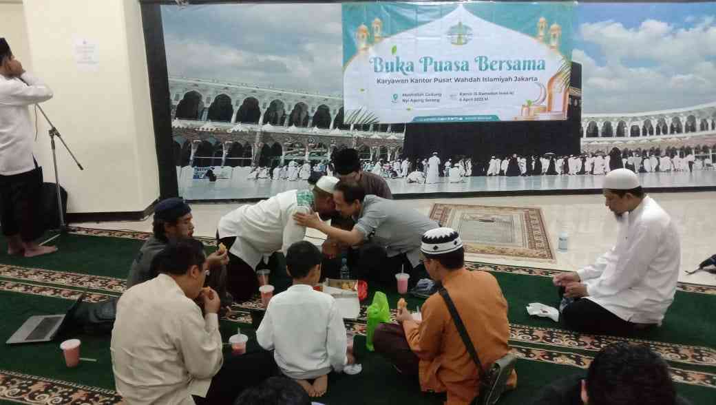 Bukber bersama Santri dan Halaqah Pengajian; Hemat, Nikmat, dan Berkah