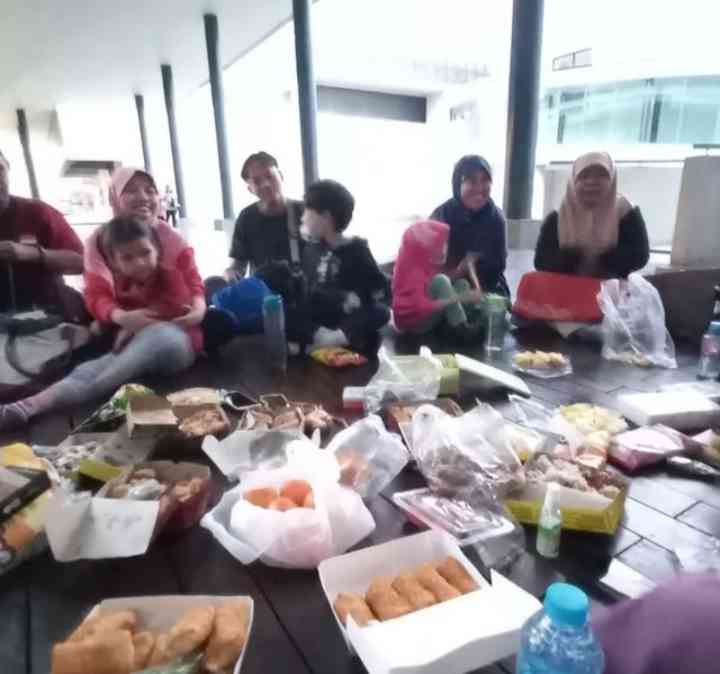 Bukber Hemat Tetap Nikmat? Potluck Saja