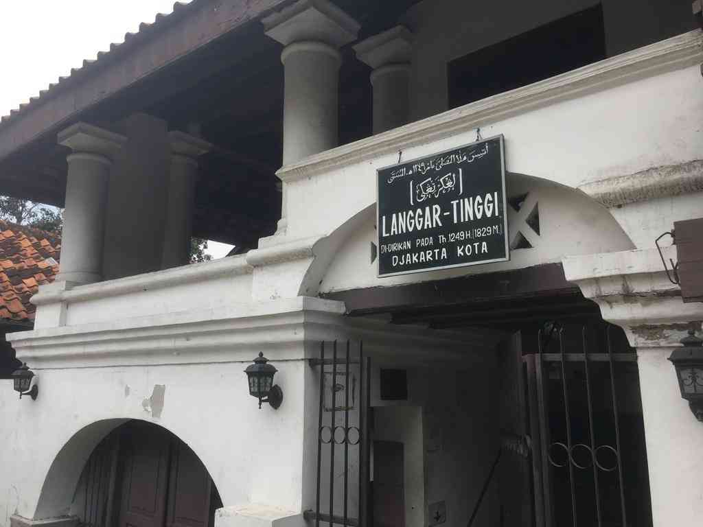 Masjid Langgar Tinggi Berlantai Rendah dan Tahun Masehi yang Salah