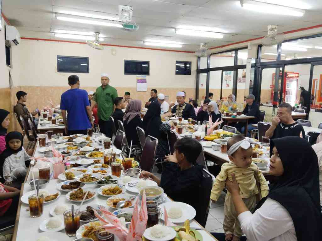 Bukber Nikmat dengan Menu Sejuta Umat "Nasi Padang"