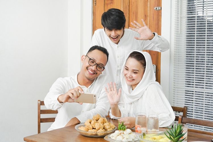 Lebaran Tahun Ini Kami Hanya Tinggal Berdua