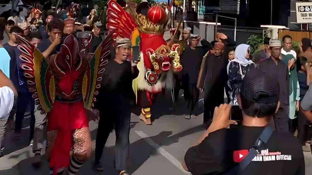 Tradisi Barong Ider Bumi Khas Suku Osing Banyuwangi