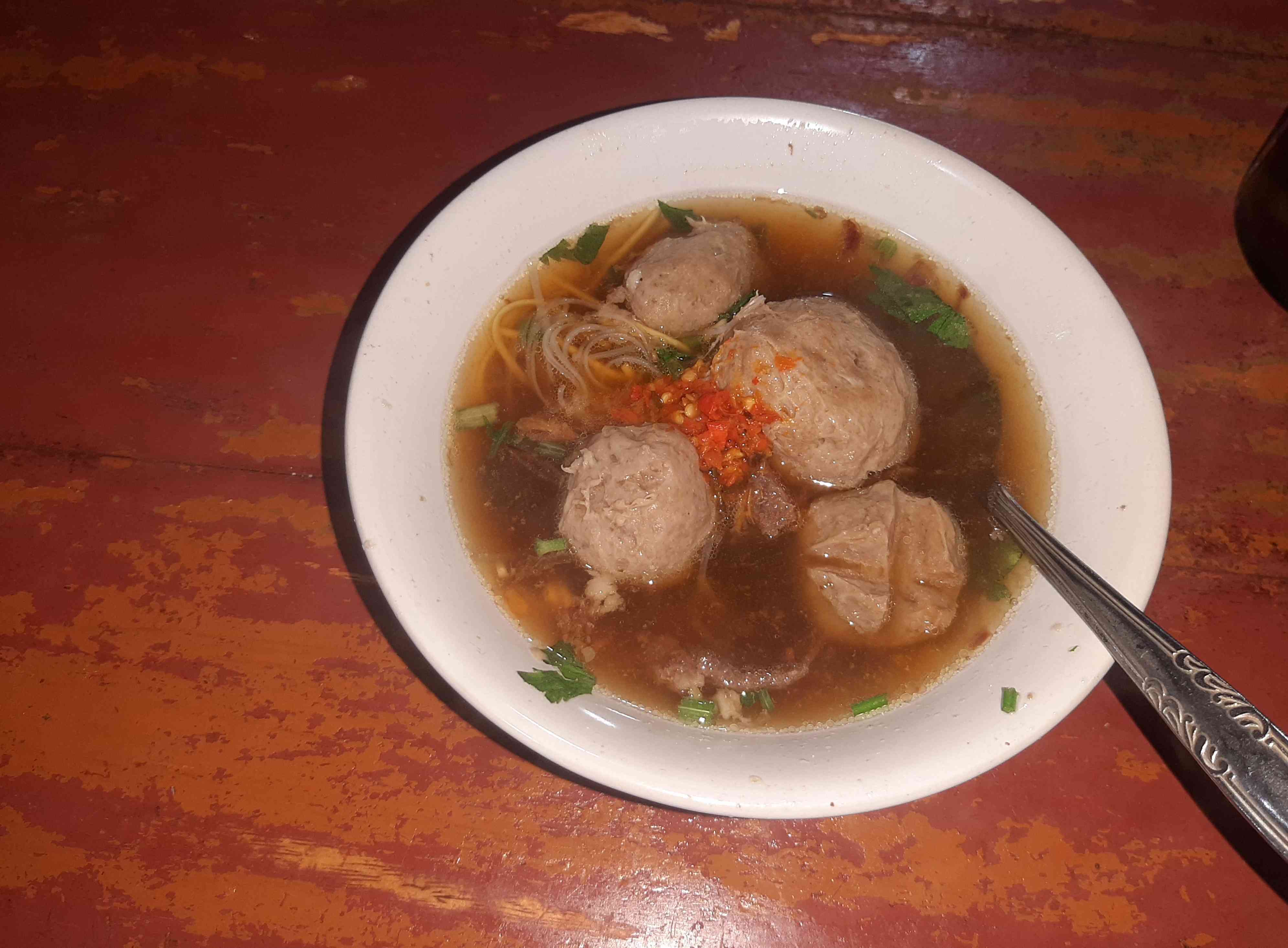 Menikmati Hangatnya Bakso di Kala Hujan Di Malam Hari. Maknyusss Sampai Sendok Terakhir