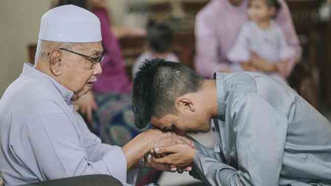 Sungkeman Jadi Tradisi Saat Lebaran? Ini Tips Serius Saat Sungkeman