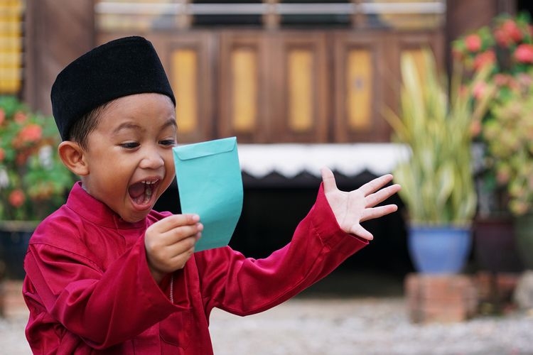 Bolehkah Ibu Memakai Uang Salam Tempel Anaknya?