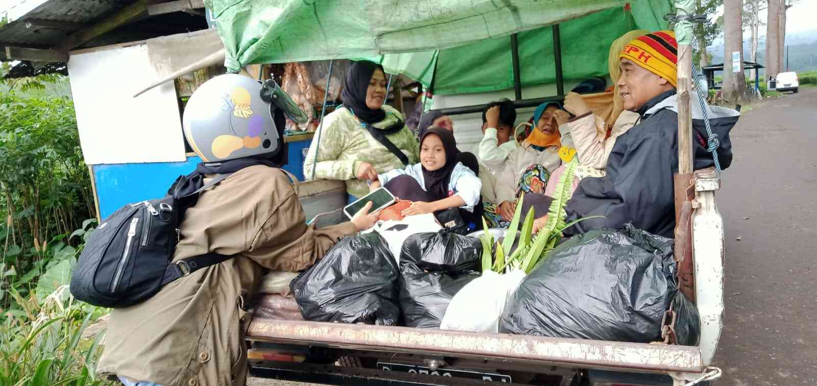 Tradisi Mudik Masyarakat Jawa Barat, Menggunakan Mobil Bak Terbuka sebagai Alternatif Transportasi