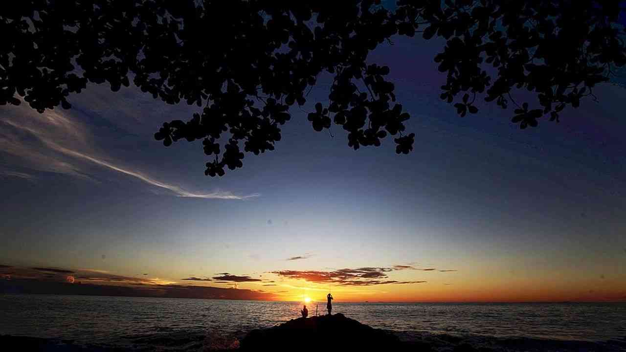 Nikmati Surga Sunset Tak Terlupakan di Pantai Padang, Parangtritis dan Senggigi