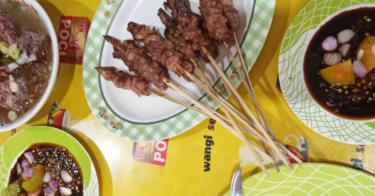 Menggoyang Lidah dengan Sate Kambing Muda Bu Tomo yang Kaya Rempah dan Aroma