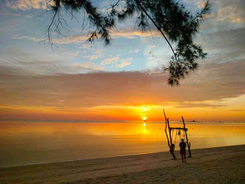 Tertawan Keindahan Pantai Trikora, Bintan