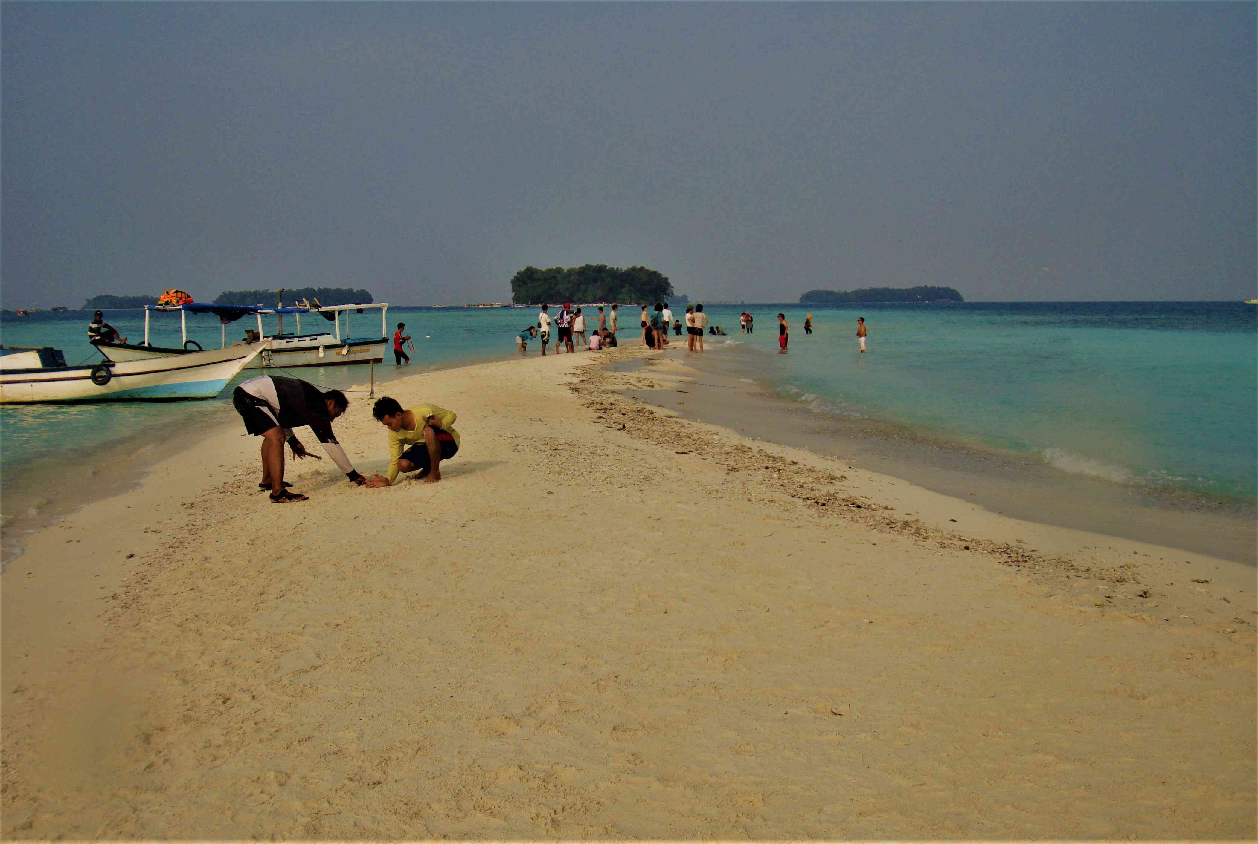 Pantai Dolphin dan Pantai Bira Spot Favorit Saat Wisata ke Pulau Harapan