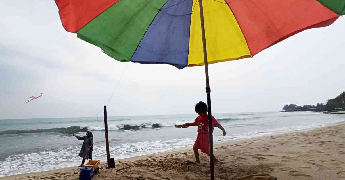 Pantai Cibaru di Anyer: Tanpa Karang dan Pasir Putih Kualitas Super