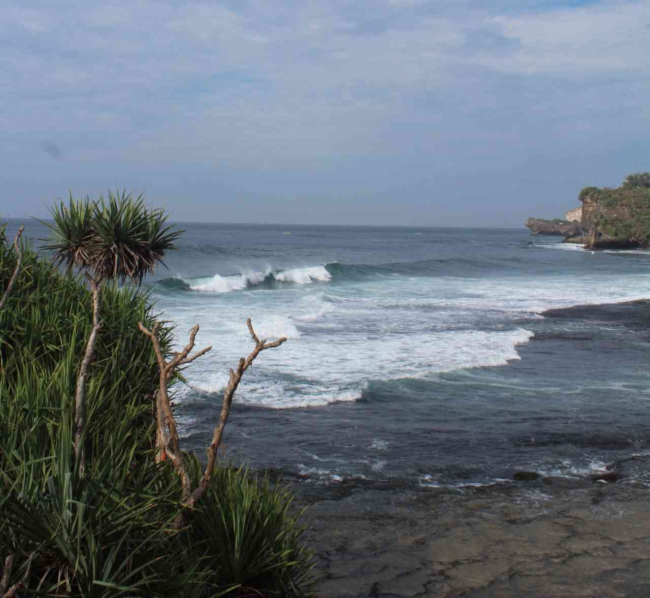 Pantai Nglambor dan Pantai Klayar Menyajikan Keunikan Berbeda