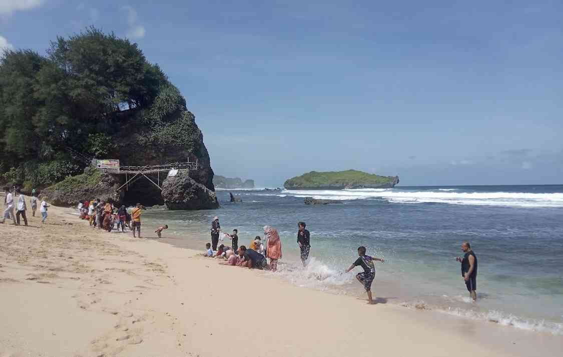 Deburan Ombak Pantai Slili Menggugah Rasa