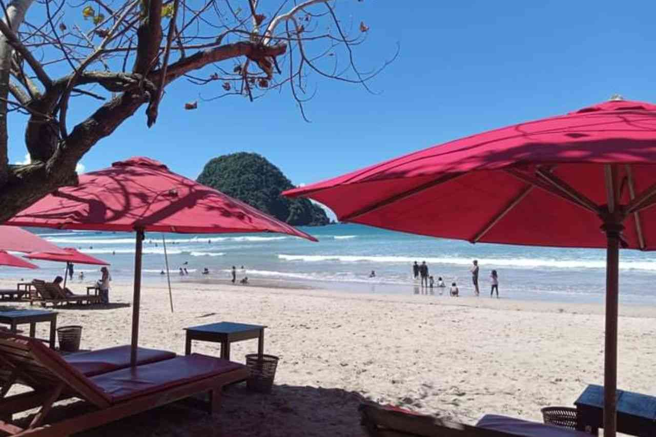 9 Alasan Kenapa Pulau Merah Menjadi Pantai Favorit untuk Liburan Keluarga