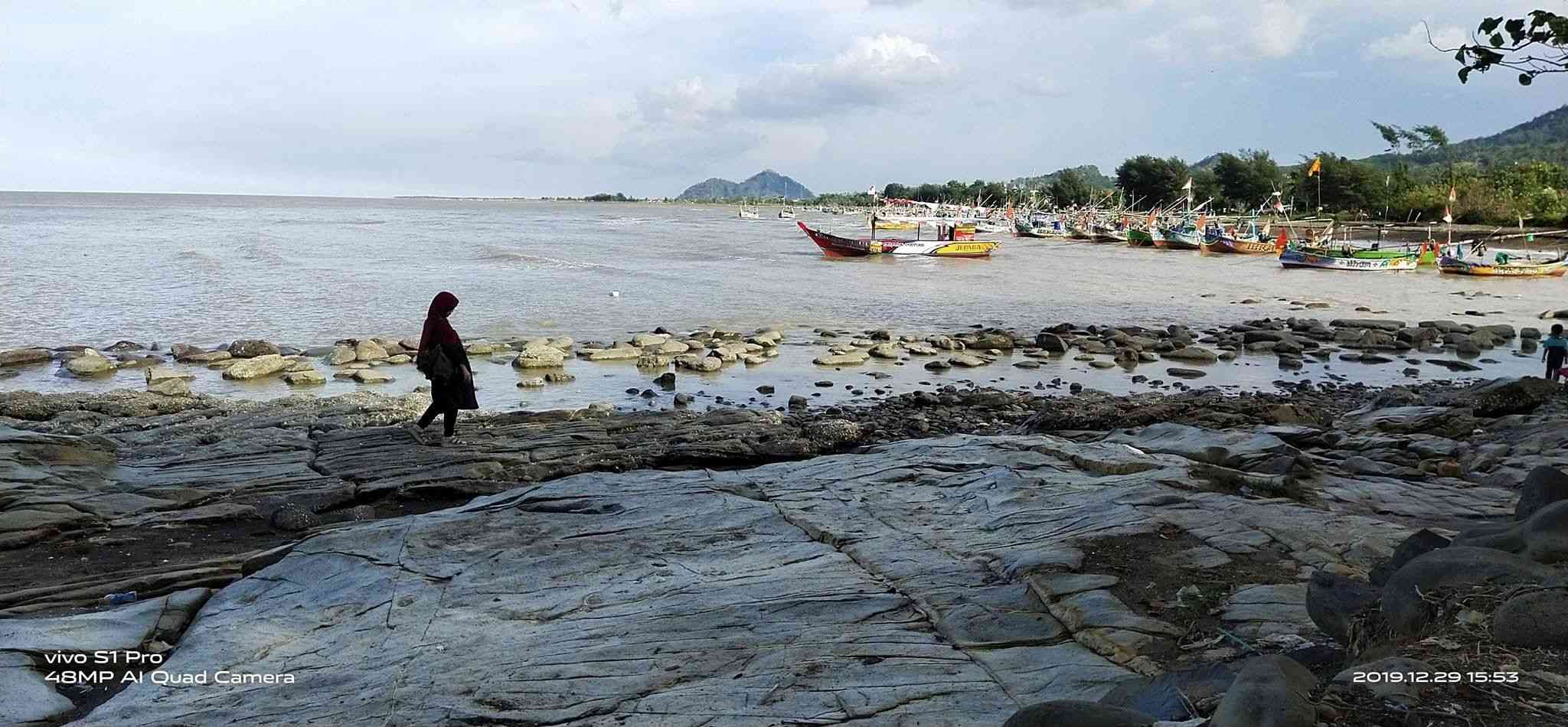 Pantai Benteng Portugis  Menyatunya Laut, Gunung dan Misteri Benteng Tua