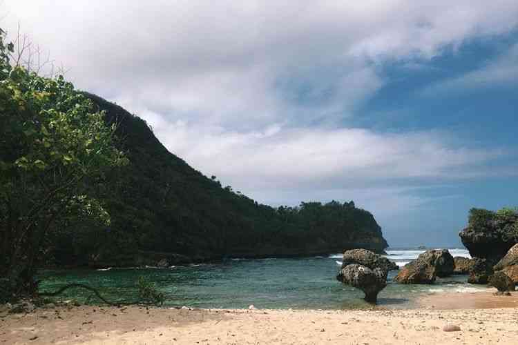 Hatiku Tertinggal di Pantai Watu Leter