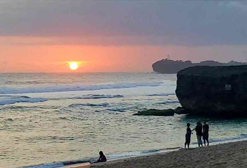 Pasir Putih, Pisang Goreng, Lobster dan Mata Dewa Kombinasi Terbaik Menikmati Pantai Indrayanti