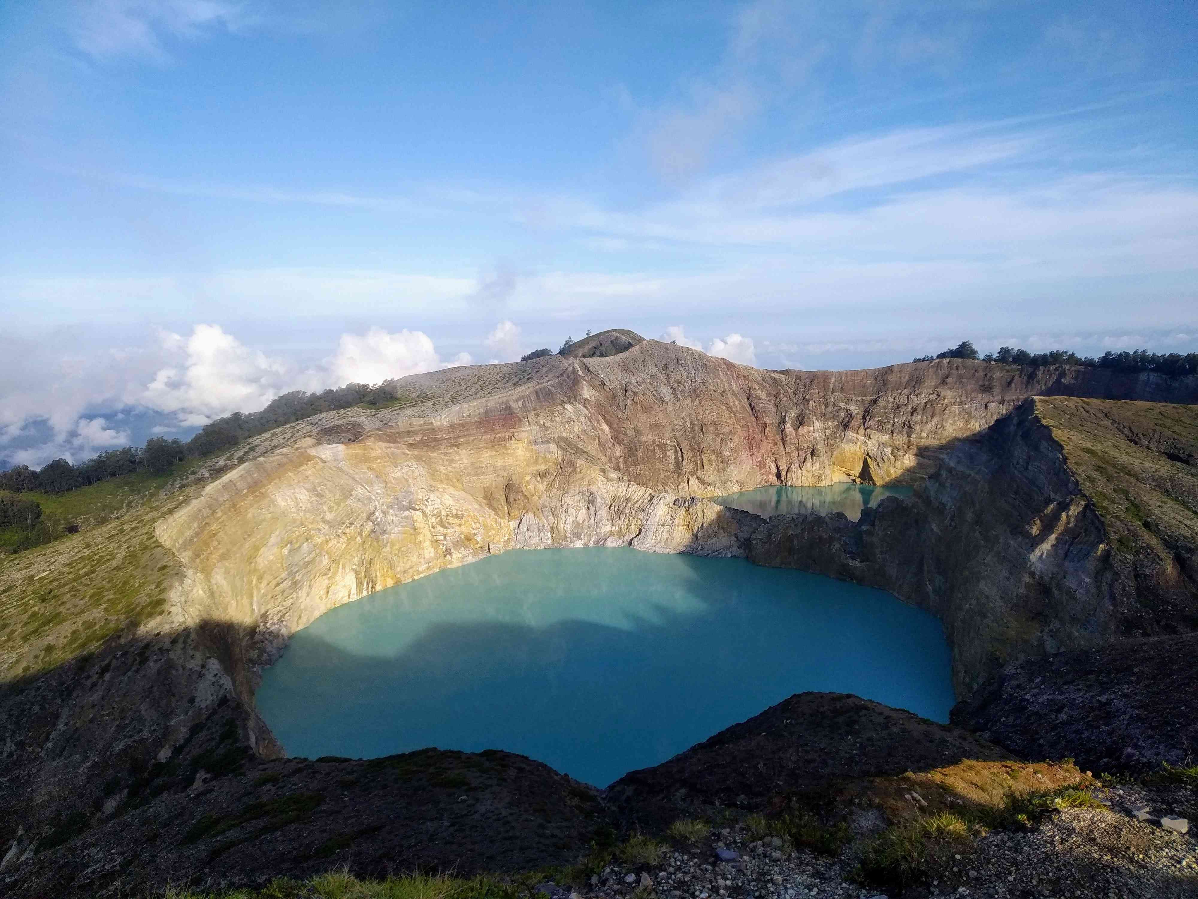 Menikmati Keindahan dan Kesunyian di Pulau Flores