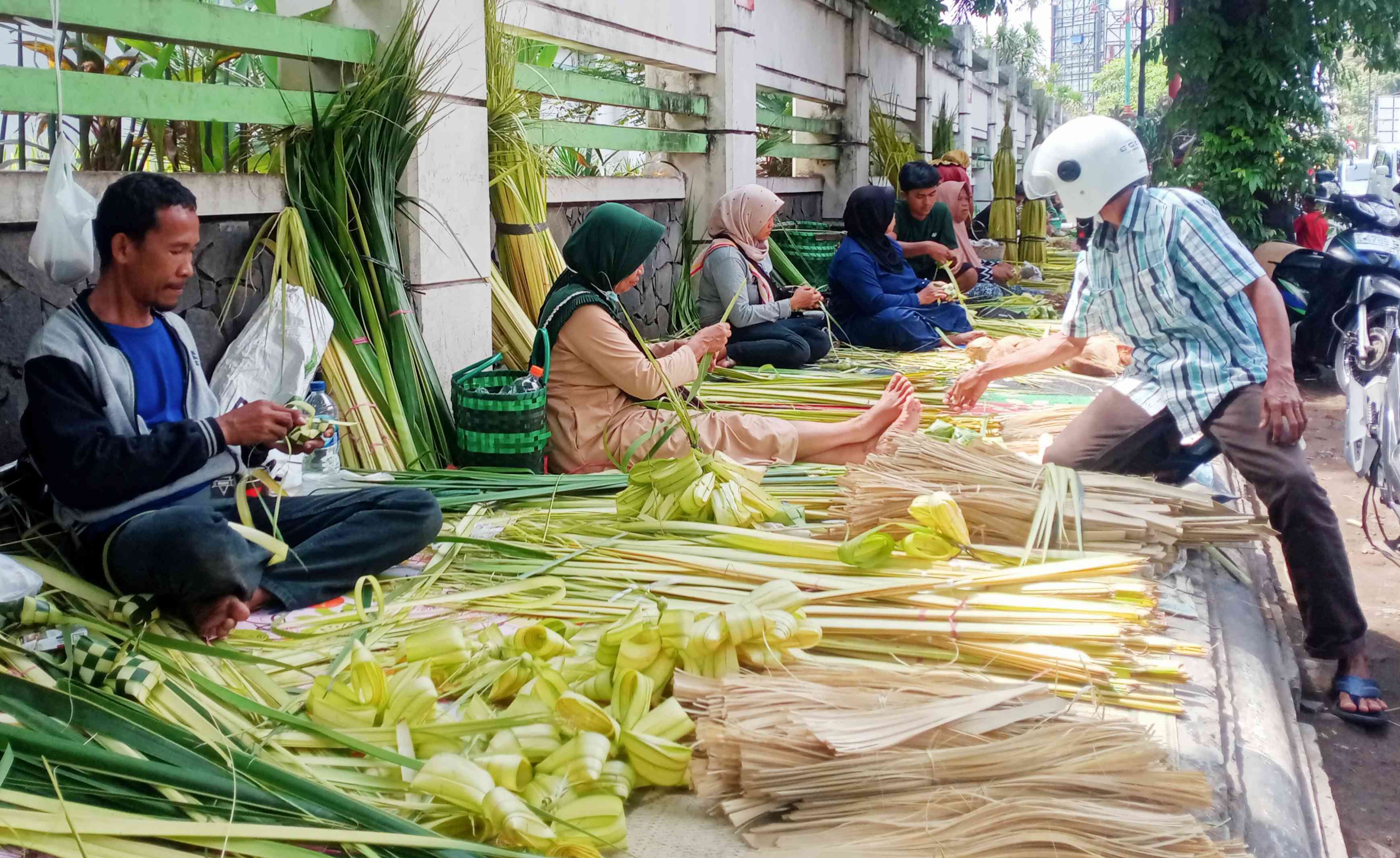 Berkah Jelang Kupatan, dari Janur hingga Beras dan Ketan