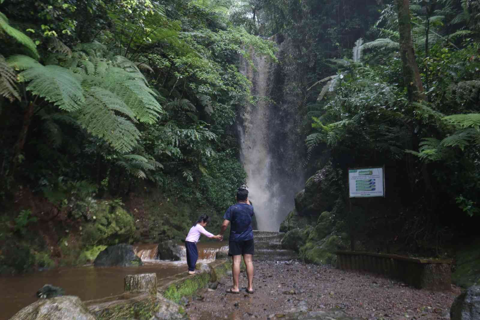 Melepas Beban di Curug Sadim, Menumpahkan Rasa Bangga Berwisata di Indonesia