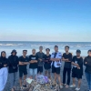 Bangga! Bersih Pantai Bersama Kelompok Remaja Banyuwangi
