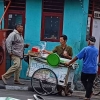 Kang Aang Pria di Balik Gerobak Es Doger