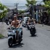 Keunikan Turis dalam Berkendara di Bali