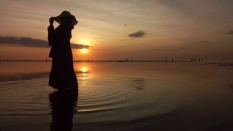 Panduan Lengkap Fotografi Pantai saat Air Surut dan Matahari Terbenam