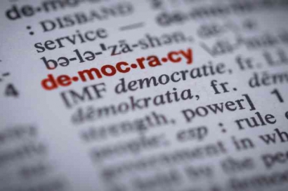 Demokrasi Berkelanjutan dan Perang Harga Politisi