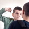 7 Cara Bijak dan Efektif Mengatasi Anak Pelaku Kekerasan