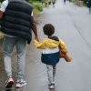 Menggandeng Anak Kecil di Jalan, Tak Boleh Sembarangan