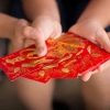 Angpao: Tradisi Memberikan Bungkusan Merah Berisi Uang dalam Budaya Tionghoa