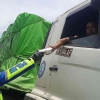 Polisi Baik Hati, Beri Nasi Bungkus Sopir Truk yang Kelaparan