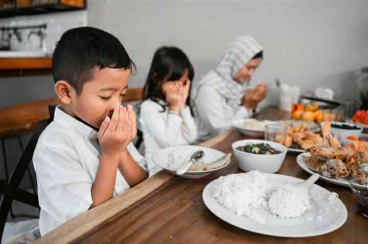 Simak 7 Tips Melatih Anak Berpuasa Ramadan