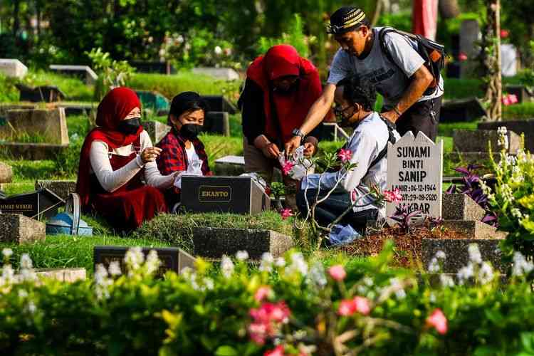 Tradisi Nyekar Menjelang Ramadan: Menyucikan Jiwa dan Menguatkan Ikatan Spiritual