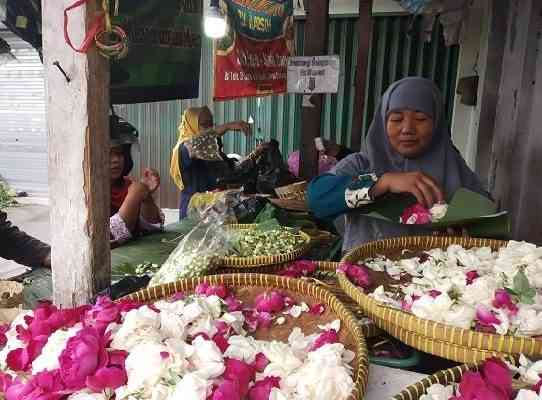 Menjelang Ramadhan: Makna di Balik Tradisi Nyekar dan Bunga-Bunganya