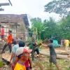 Babinsa Tasikmadu Beraksi: Kisah Inspiratif Gotong Royong Atasi Bencana Pohon Tumbang di Trenggalek