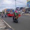 Wahai Ortu, Tega Benar Boncengin Anak Berdiri di Atas Jok Sepeda Motor